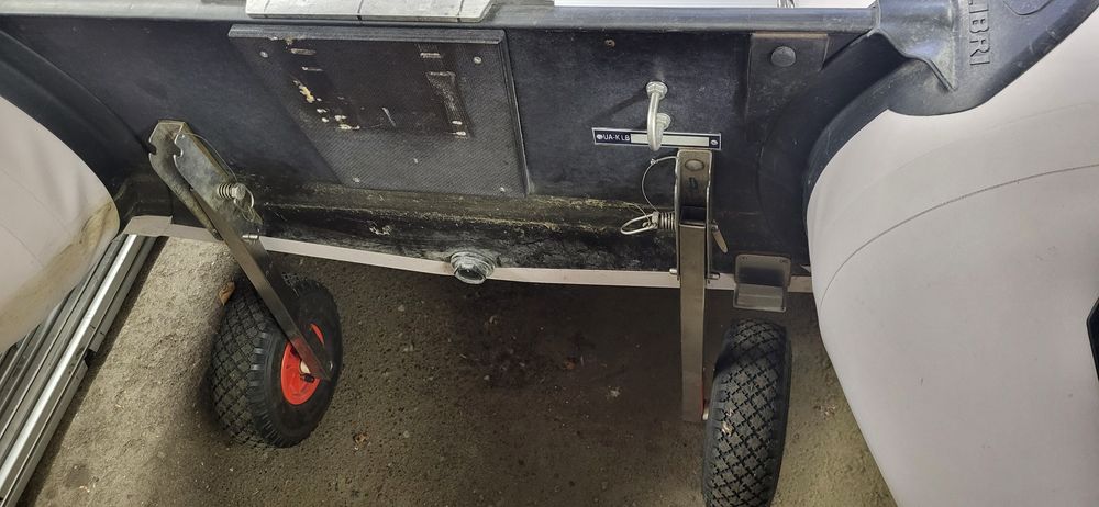 Barca gonflabilă cu motor