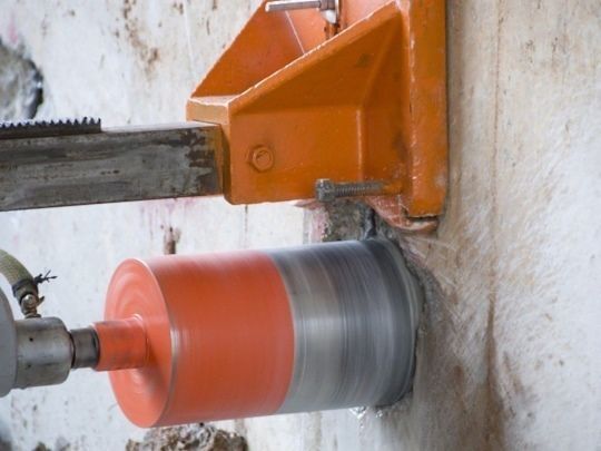 Алмазное бурение бетонных и кирпичных стен..