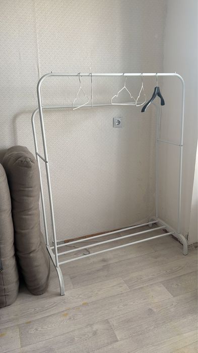 Продам полку вешалку для оджеды