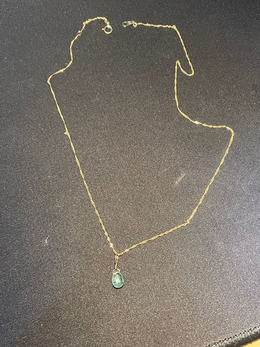 Lanț din aur 18k având un pandant cu smarald natural