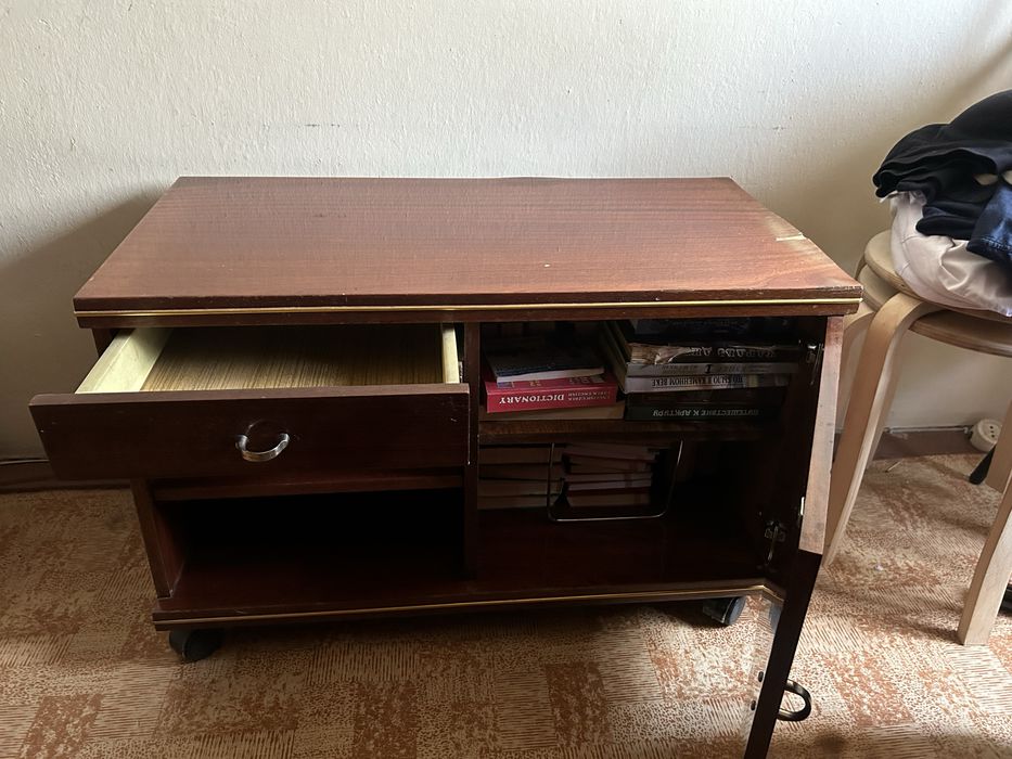 Тумба на колесах