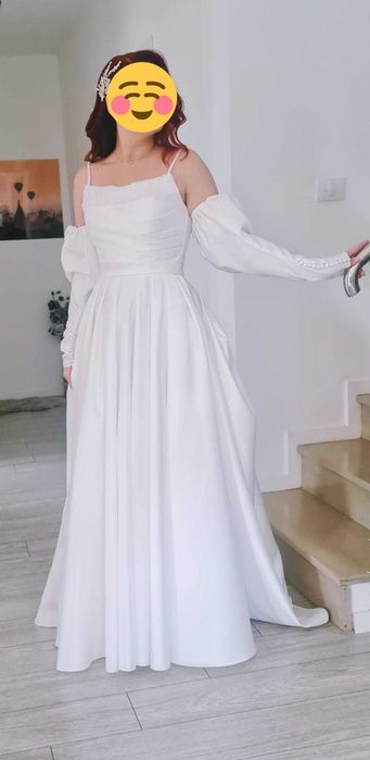 Rochie de mireasa tip printesa, cu pietre in zona decolteului