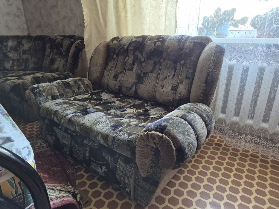 Продается большой диван плюс маленький
