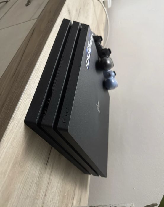 Vand playstation4 pro + 2 manete fara stickdrift