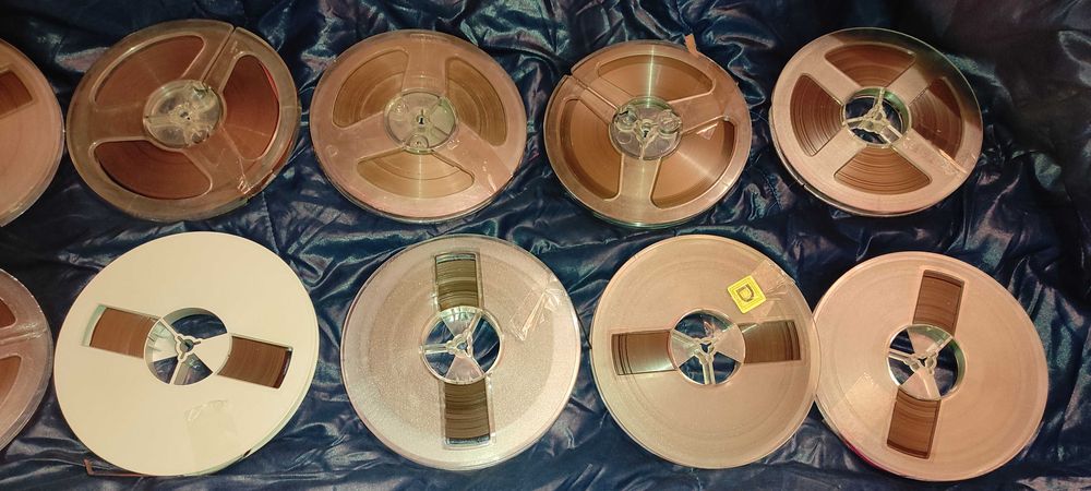 10 role rola magnetofon cu banda 
diametrul la rola 15 cm = 150 RON