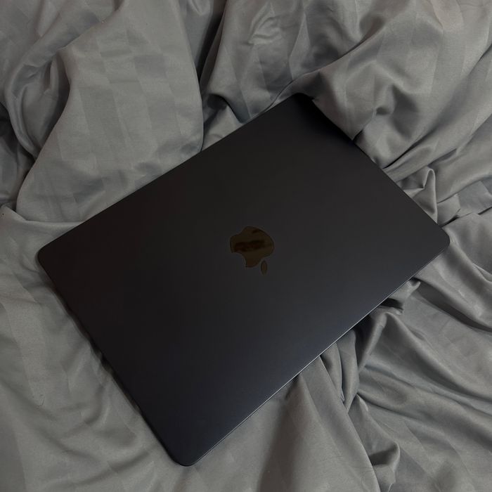 Продам macbook air 13 512гб 2025 m4