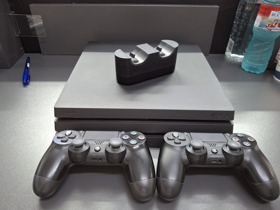 PlayStation 4 Pro  2 manete/stație încărcare