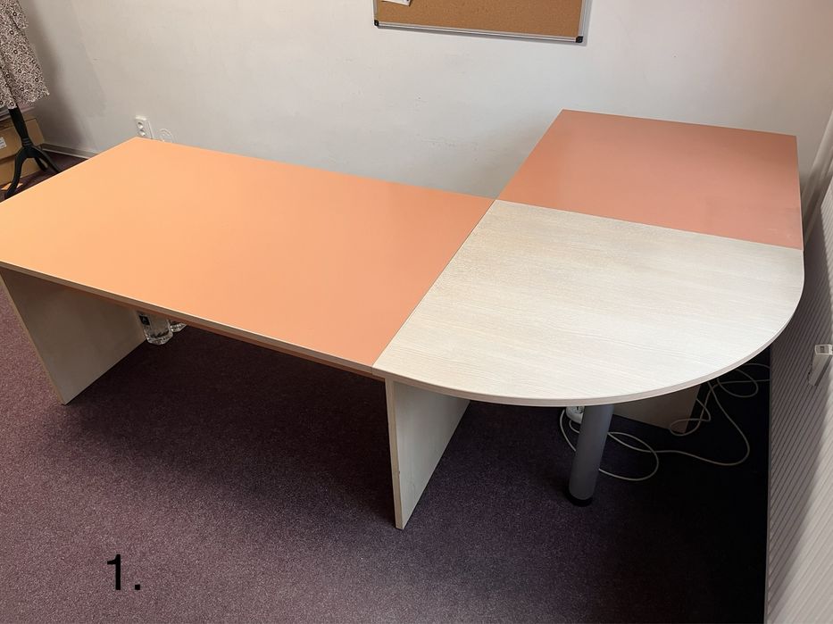 Canapea piele si mobilier showroom haine