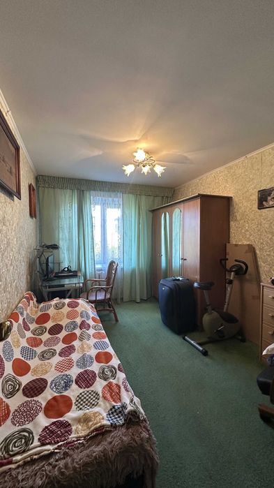 Продам 3-комн квартиру р- н УЮТ
