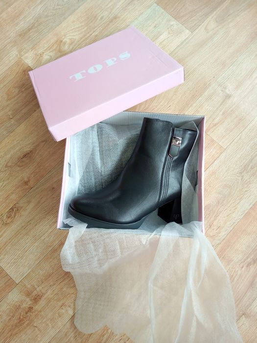 Чисто нови черни боти