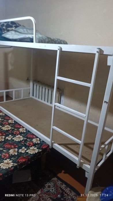 Срочно продаю двухэтажний железний кроват размер 80на 1.90см и 85 на 2