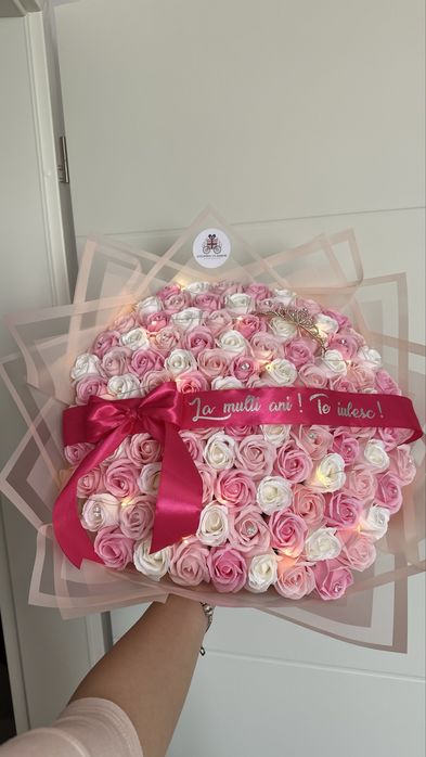 Buchete personalizate din flori de săpun sclipici si cu stitch jucarii