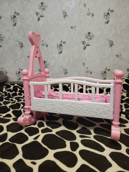 Продам игрушечную кроватку для девочки