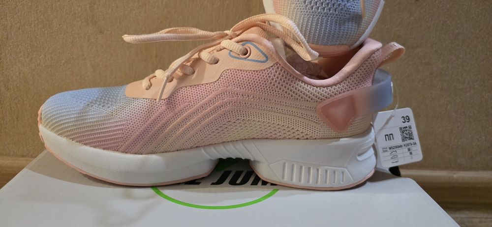 Кроссовки женские