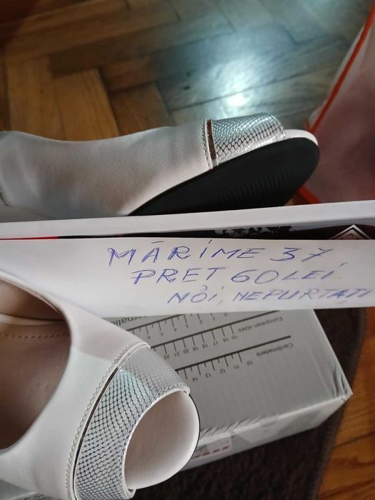 Vând sandale albe cu auriu mărimea 37