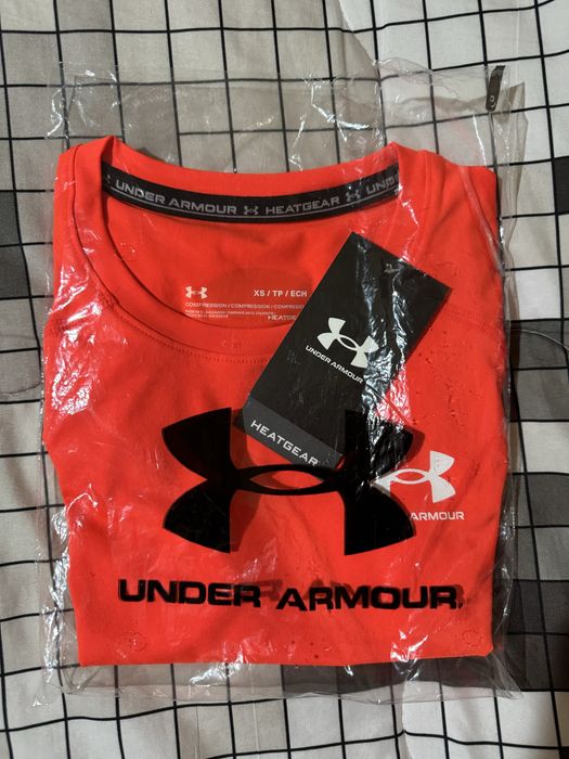 Прилепнала тениска за фитнес Under Armour
