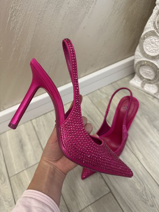 Токчета ZARA с камъчета