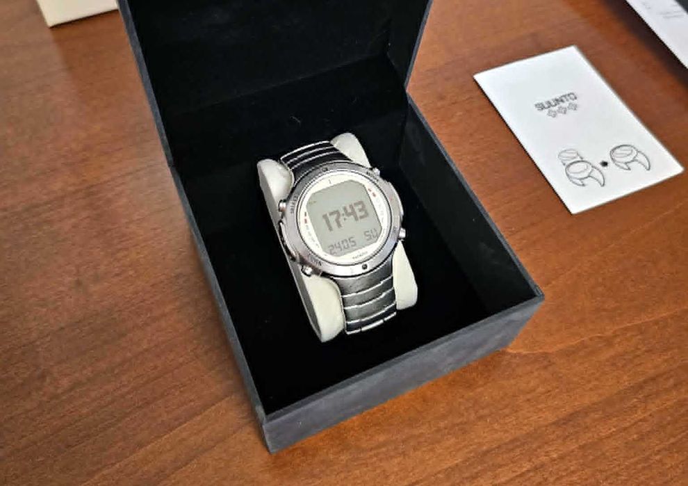Ceas computer de scufundări Suunto D6 – set complet, cutie, acte, cablu, curea rezervă