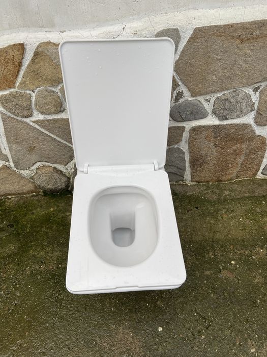 Мивки .Тоалетна чиния и казанчета..