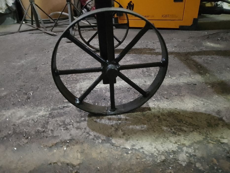 Барбекю на дърва и дървени въглища:BBQ с крака от шевна машина Сингер.