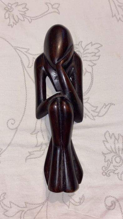 Statuie „Gânditorul” din lemn – decor birou, living, colecție