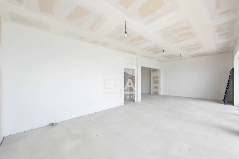 Двуетажна новопостроена къща за продажба, с перфектен достъп и директн