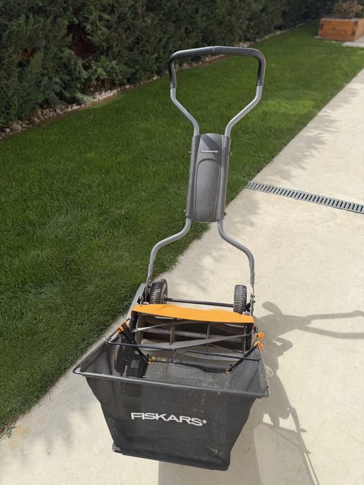 Fiskars Stay Sharp masina de tuns iarba cu cutit elicoidal