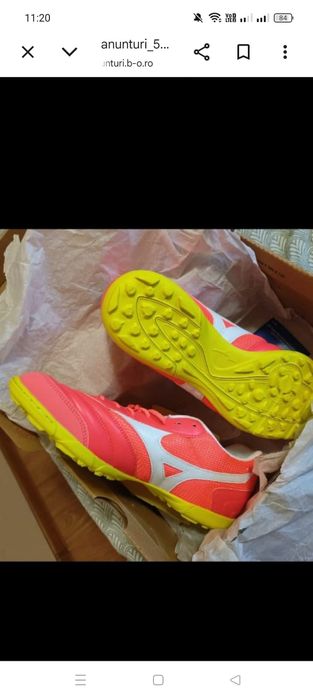 Adidași fotbal teren sintetic.