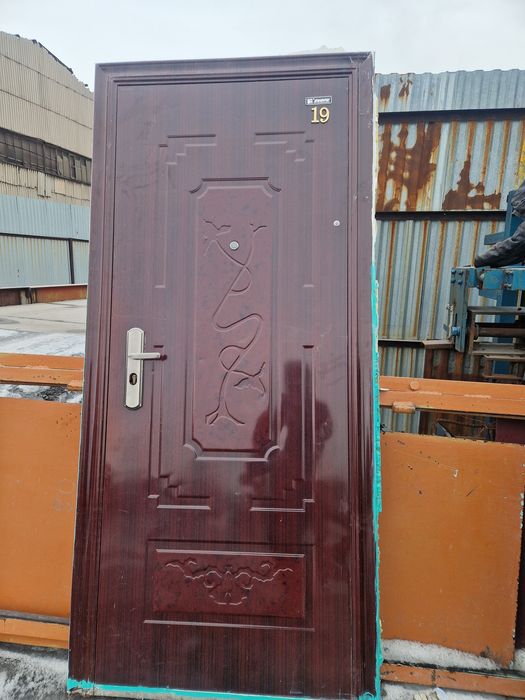 Продам дверь в хорошем состоянии