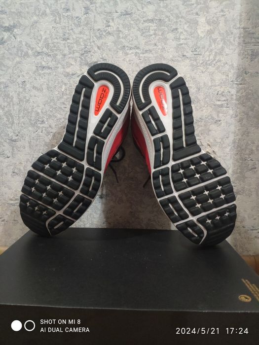 Кроссовки NIKE ---