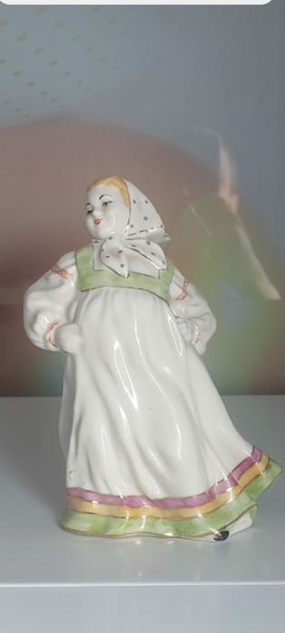 Фарфоровые статуэтки.