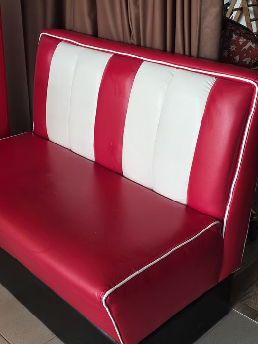 Красный диван в стиле ретро кафе