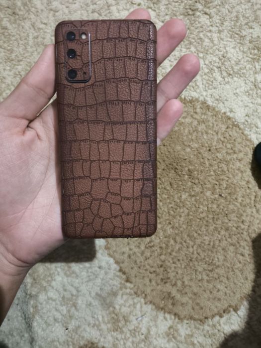 Samsung s20 5G.        Orqa krishkasiga chiziq tushgan 
Sketlo tepqsid