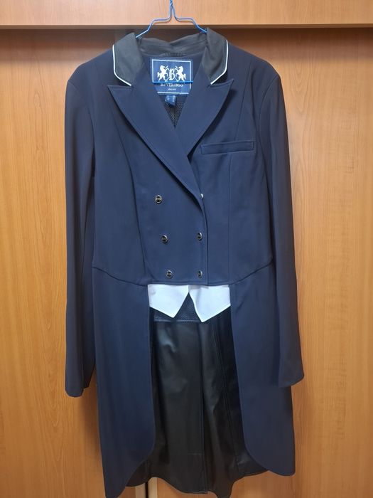 Vând frac de concurs pentru dresaj marca B Vertigo
Mărime: 4