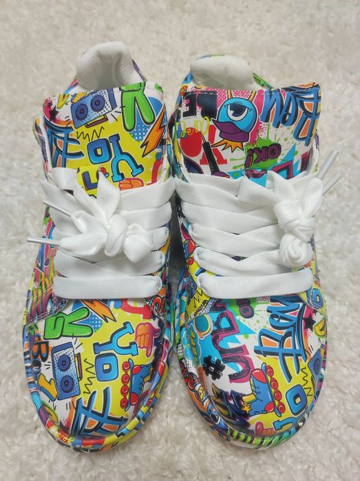 Яркие классные кроссовки