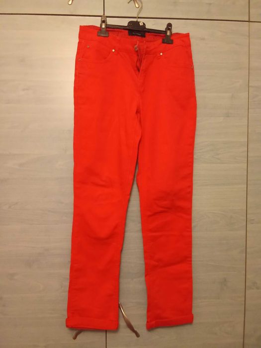 Vand 2 perechi de blugi rosu-portocaliu, marimea M/L - 15 lei/bucata