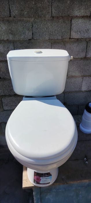 Продается унитаз в отличном состоянии.