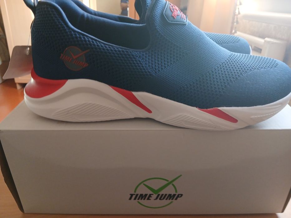 Продам 2 пары новых кроссовок  осень