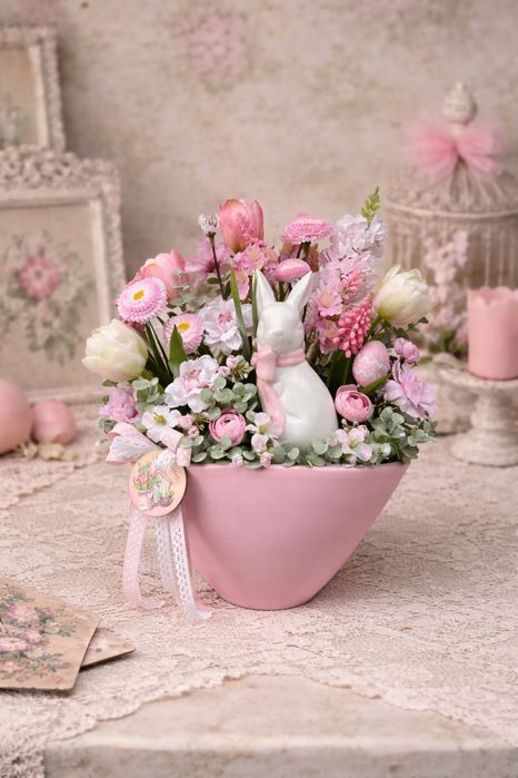 Aranjament de primavară/Paște, cu iepuraș si flori artificiale