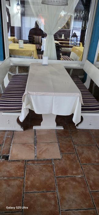 Продавам комплекти дървени маси с пейки