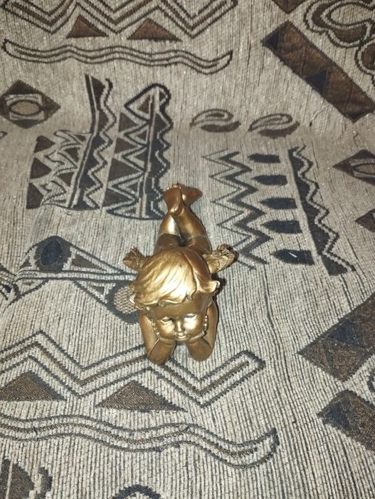 Статуя ангелочка