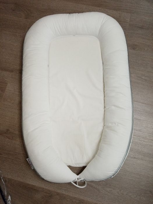 Babynest  cu 2 fete