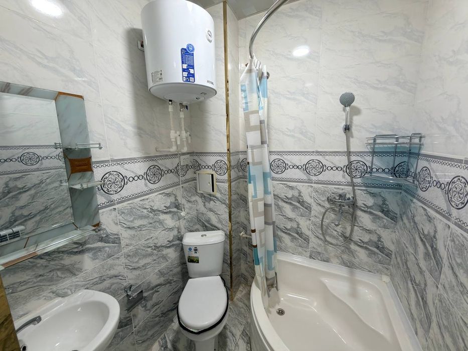 Урганч шахар КАМИШ ГАМБУРГ ёнида Янги домда  1 хонали кв сотилад