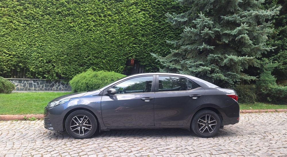 Toyota Corolla, съхраняван в гараж