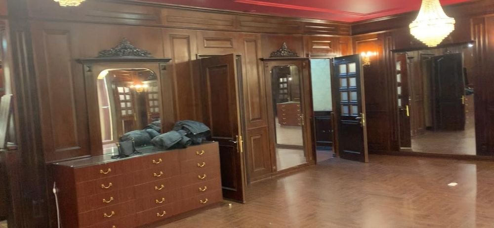 Деревянные панели, двери, комод, островок