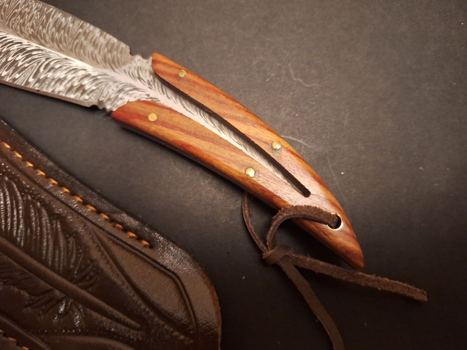 Ловен нож с кожена кания