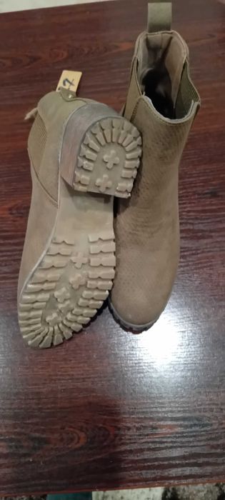 Продавам велурени нови боти