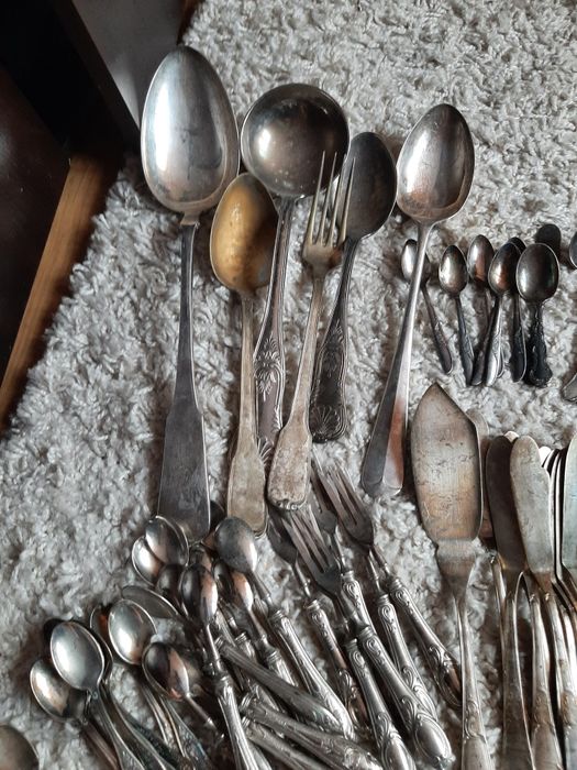 Diferite tacâmuri, cuțite,lingurițe,linguri,polonice  argint și suflat