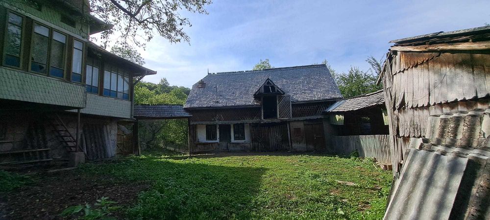 Teren si constructii situate in intravilan 7.780 mp, comuna Bertea, sat Lutu Rosu, Prahova