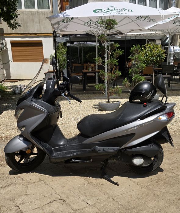 Скутер Suzuki BURGMAN 200.
